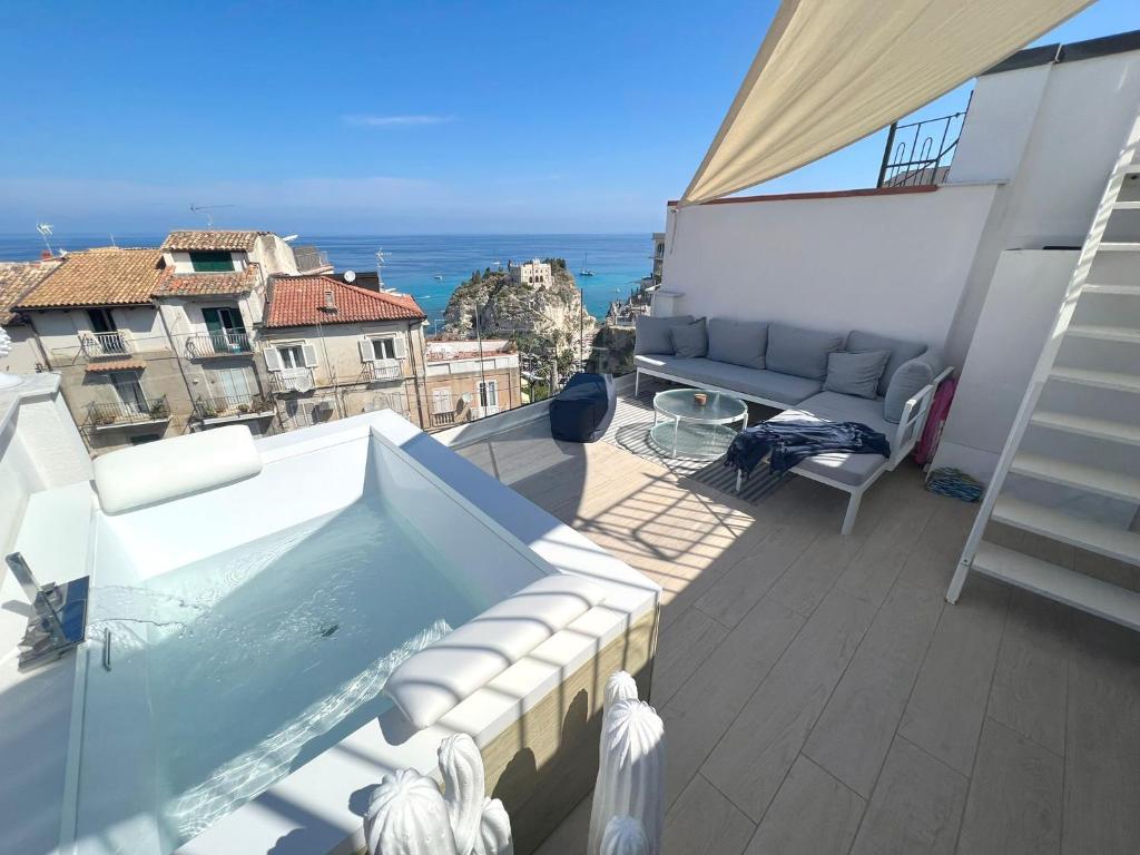 a hot tub on a balcony with a view of the ocean at Residenza AquaLaguna in Tropea