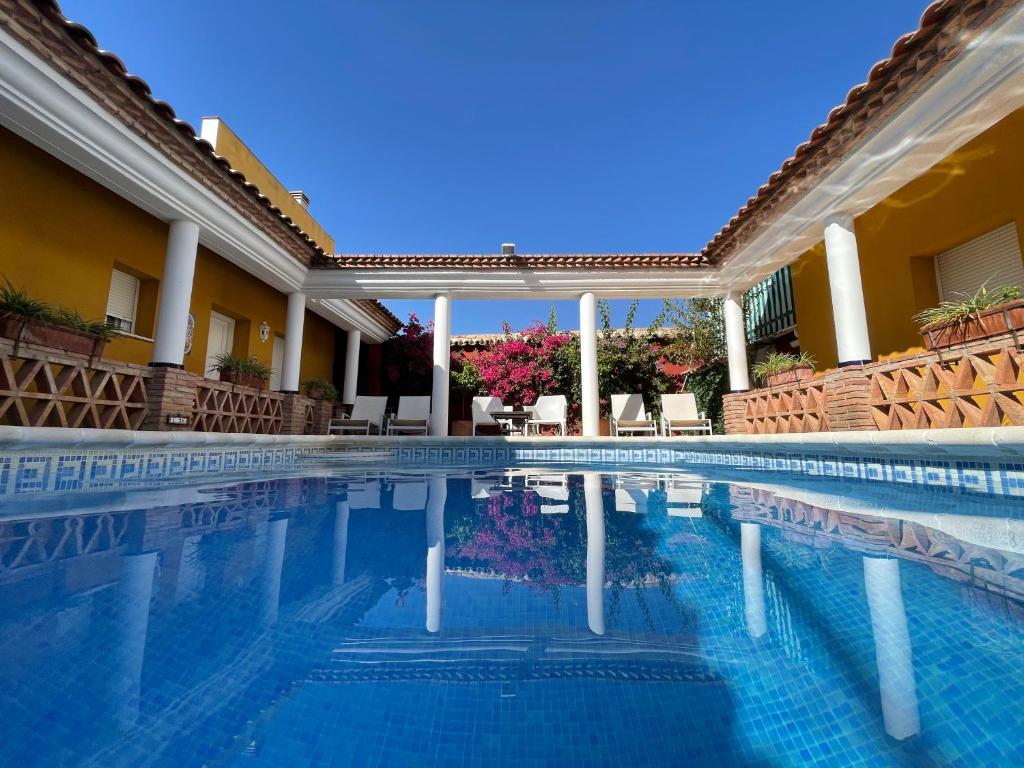 una piscina en un hotel con sillas en Casa Uno - Your home in the heart of Andalucia, en Córdoba