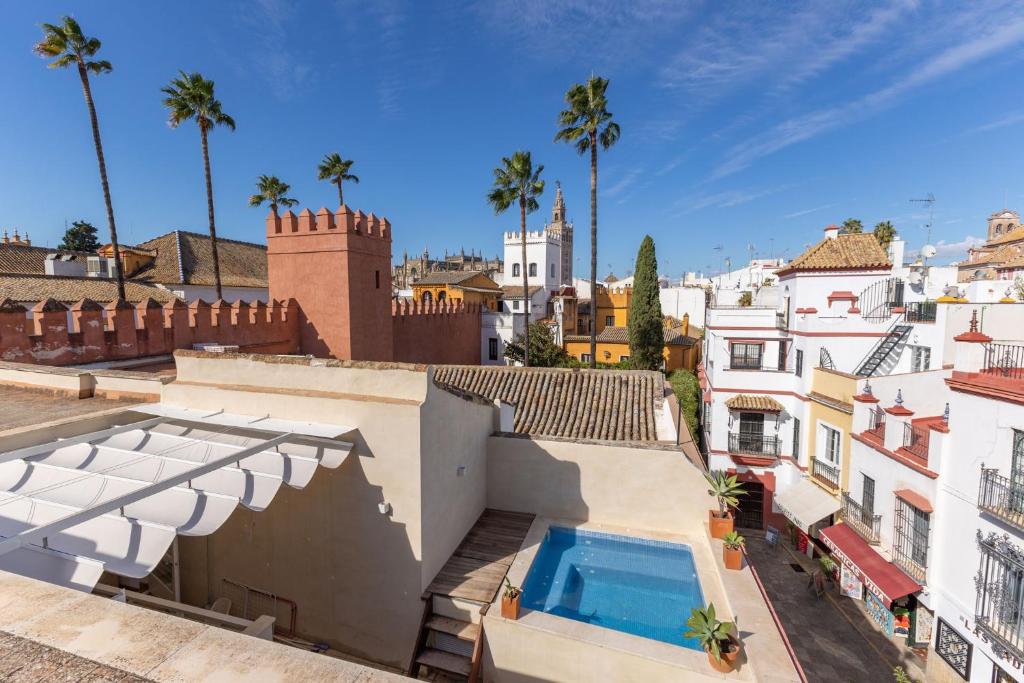 Aussicht vom Dach eines Gebäudes mit Pool in der Unterkunft Alcazar Pool Villa by Valcambre in Sevilla