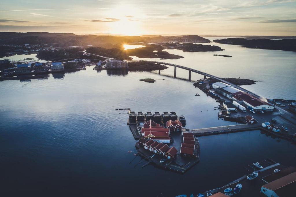 una vista aerea di un porto nell'acqua di Salt & Sill a Klädesholmen