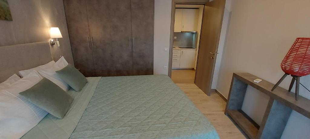 Postel nebo postele na pokoji v ubytování PROMENADA Nikiti
