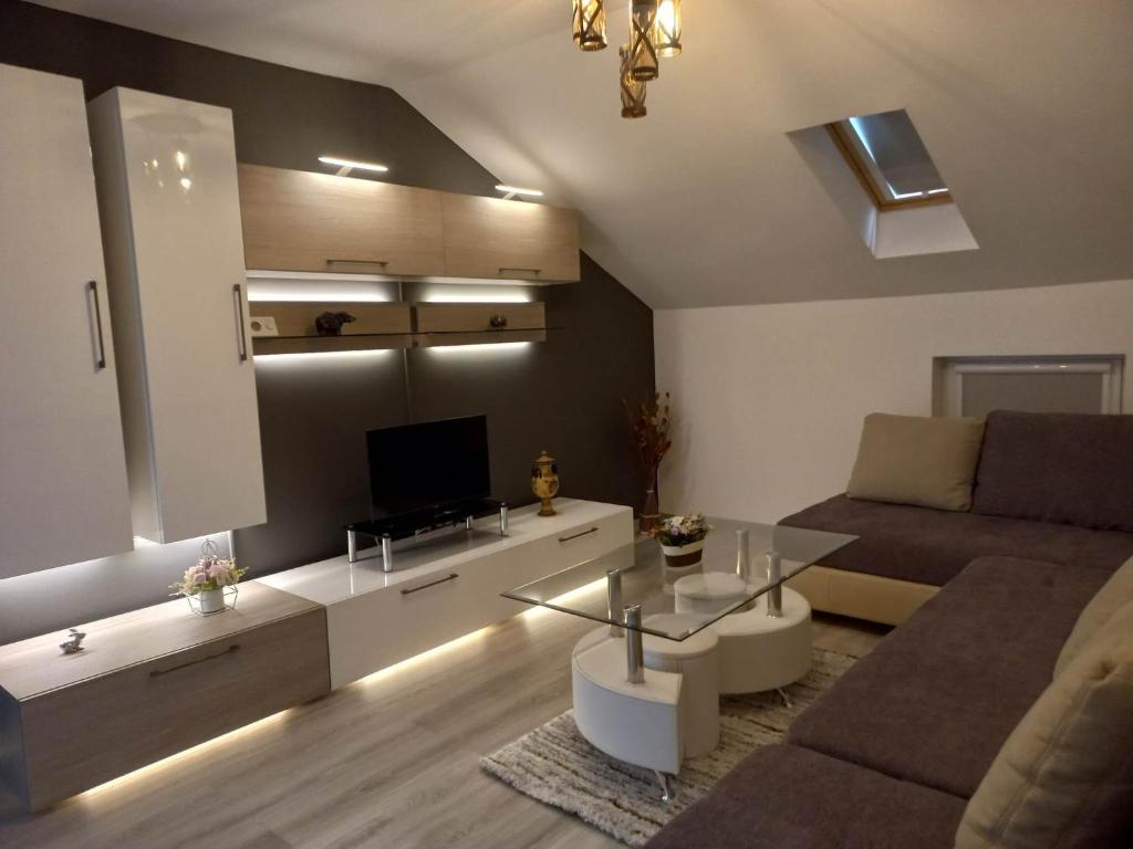 - un salon avec un canapé et une table dans l'établissement Collot Residence Sibiu 2, à Turnişor