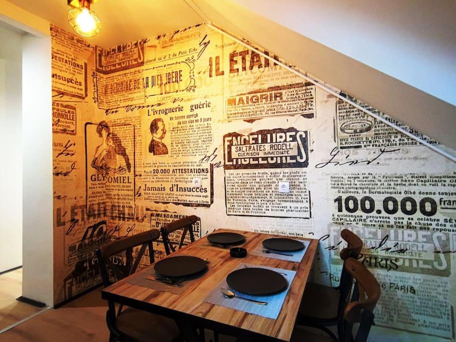 einem Holztisch vor einer Wand mit Zeitungen in der Unterkunft Blackwood Hill in Belgrad