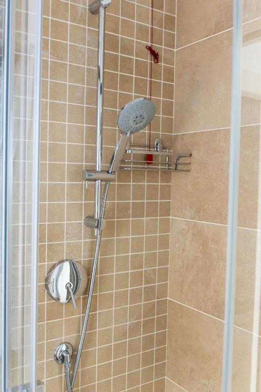 łazienka z prysznicem z głowicą prysznicową w obiekcie MareVasto - appartamento Vasto Marina w mieście Vasto