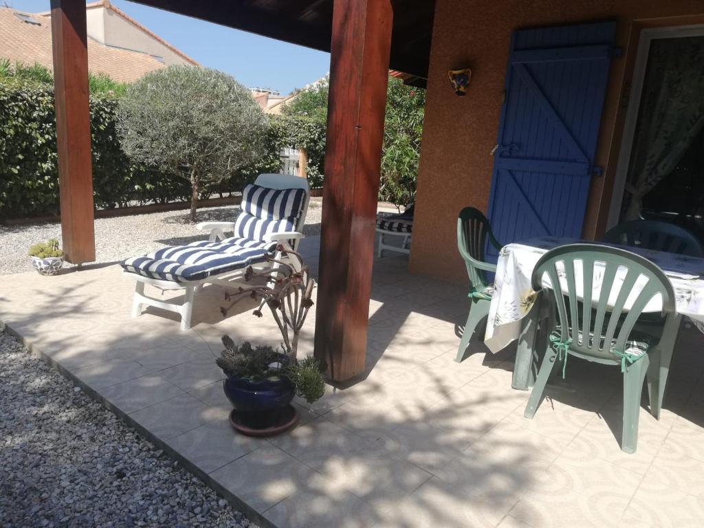 Patio alebo iná vonkajšia časť ubytovania MARINES DU ROUSSILLON 78 -Villa 4 pers en résidence avec piscine à 150 m de la plage - Clim - parking