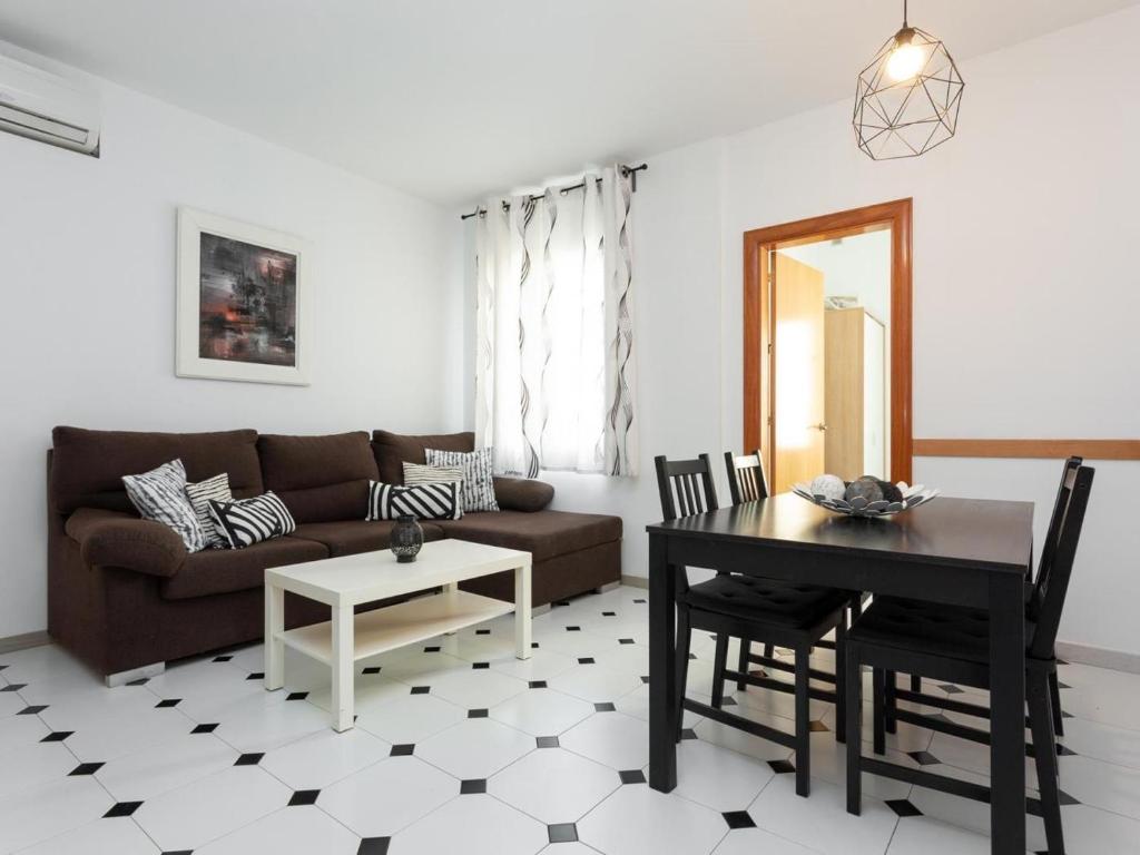 sala de estar con sofá y mesa en Click&Flat Fira Castelao, en Hospitalet de Llobregat