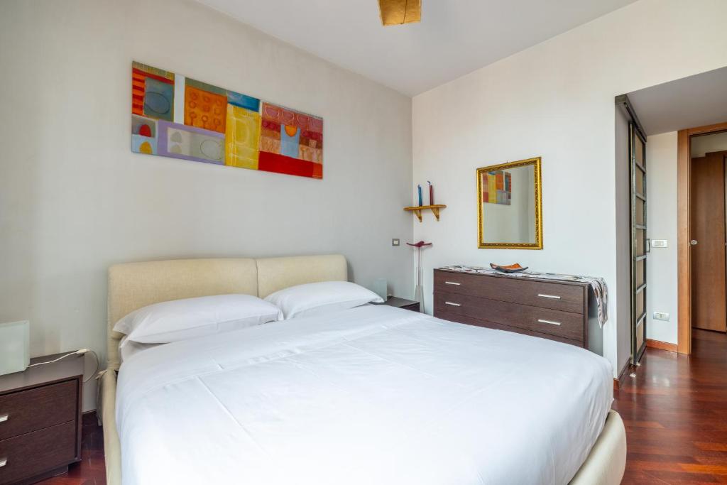 A bed or beds in a room at Smart Lodging Downtown