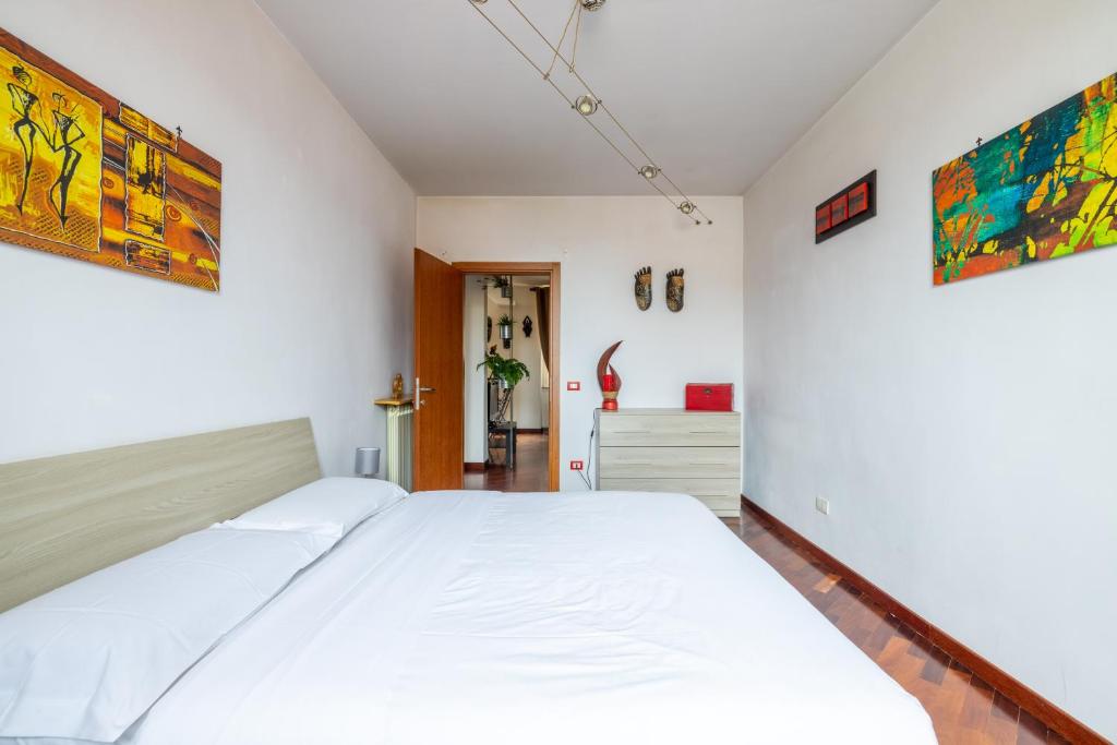 A bed or beds in a room at Smart Lodging Downtown