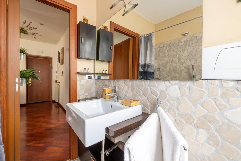 A kitchen or kitchenette at Smart Lodging Downtown
