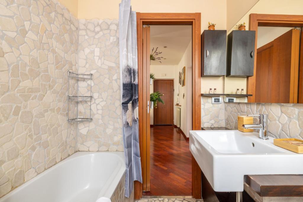 A bathroom at Smart Lodging Downtown