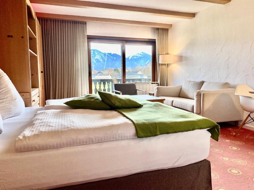 Postel nebo postele na pokoji v ubytování Sonnhof Apartments Tegernsee - zentral und perfekt für Urlaub & Arbeit