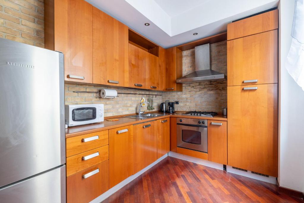A kitchen or kitchenette at Smart Lodging Downtown