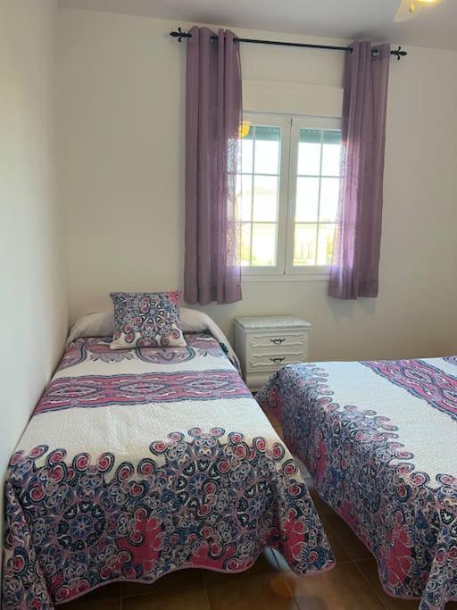 Łóżko lub łóżka w pokoju w obiekcie Casa duplex en chipiona