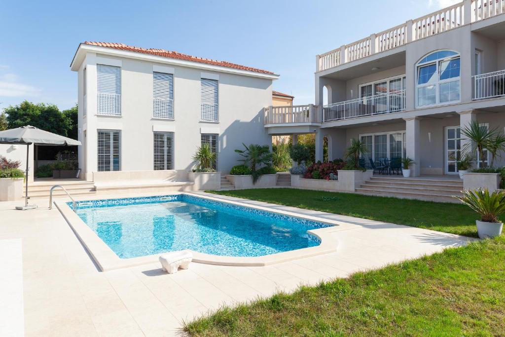 Bazén v ubytování Deluxe Apartments Vila Carissa nebo v jeho okolí