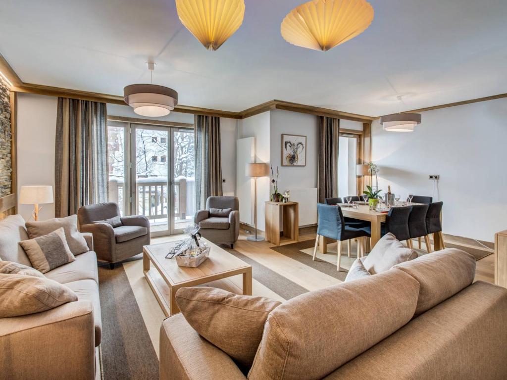 een woonkamer met een bank en een tafel bij Appartement Courchevel 1550, 4 pièces, 6 personnes - FR-1-562-37 in Courchevel