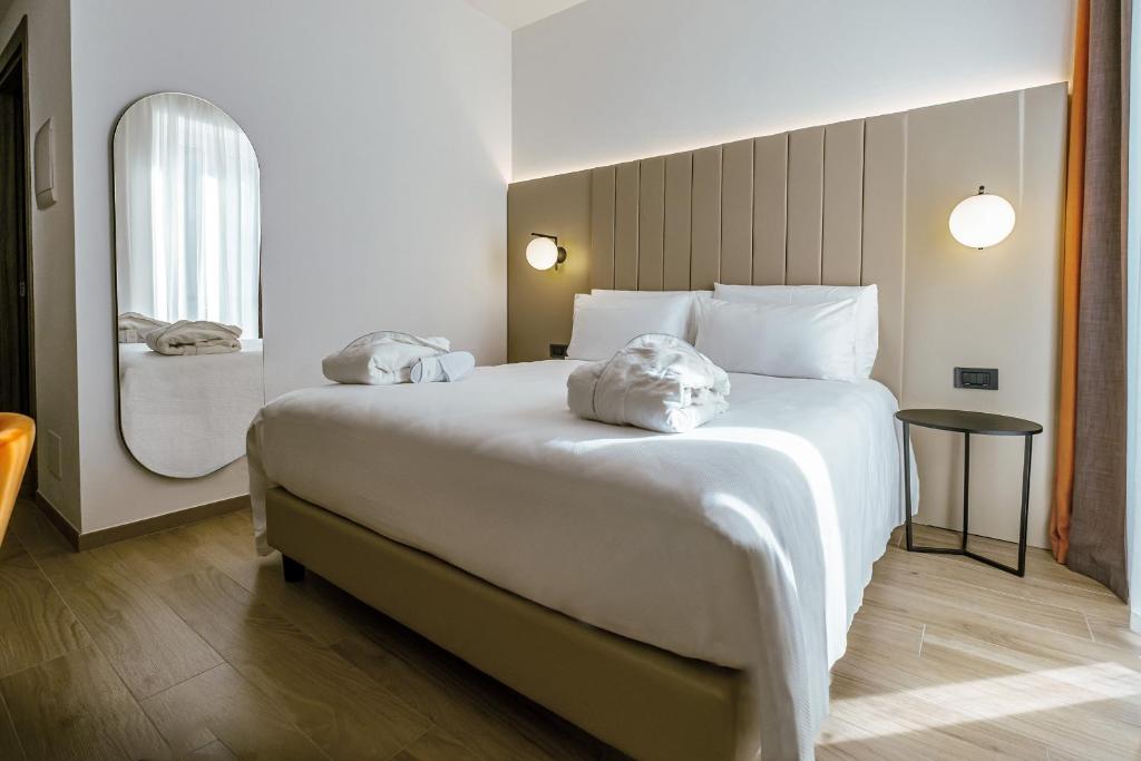 Łóżko lub łóżka w pokoju w obiekcie BB Hotels Smarthotel Duomo