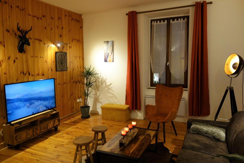 A television and/or entertainment centre at Appartement cosy montagne, centre ville de Brian&ccedil;on