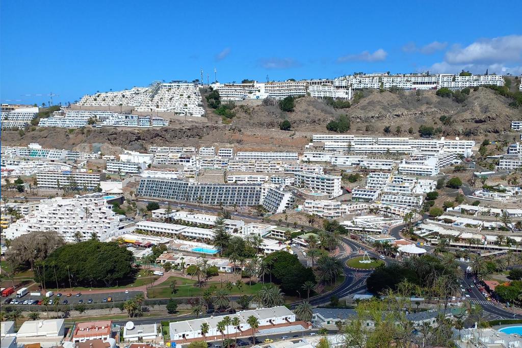 Nespecifikovaný výhled na destinaci Puerto Rico de Gran Canaria nebo výhled na město při pohledu z apartmánu