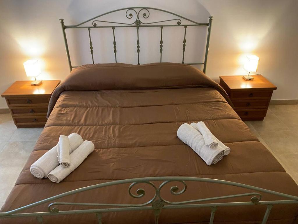 1 dormitorio con 1 cama con 2 toallas en Roomors Of Naples - Sea View Apartment en Nápoles