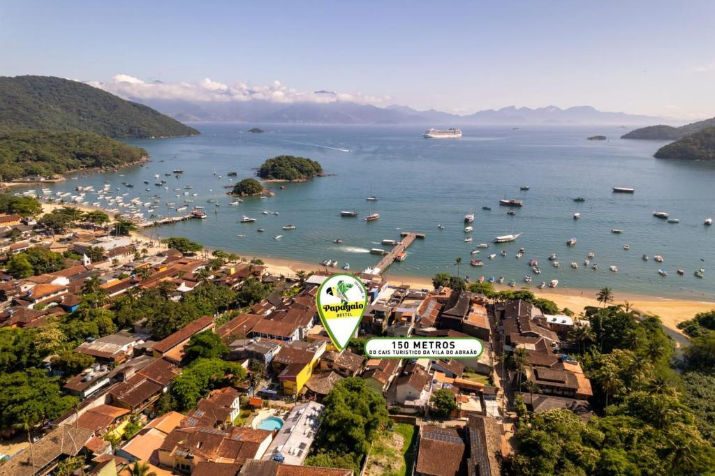 uma vista aérea de uma praia com barcos na água em Hostel Papagaio em Abraão