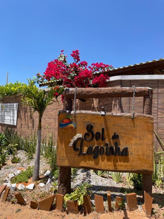 una señal que dice tierra laevia en un jardín en Pousada BANGALÔS SOL DE LAGOINHA, en Paraipaba