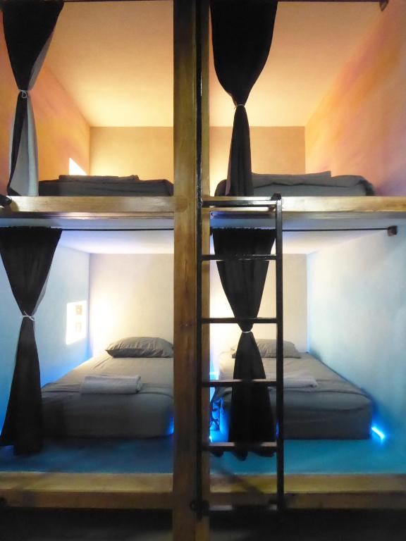 Postel nebo postele na pokoji v ubytování Shipwrecked Hostel