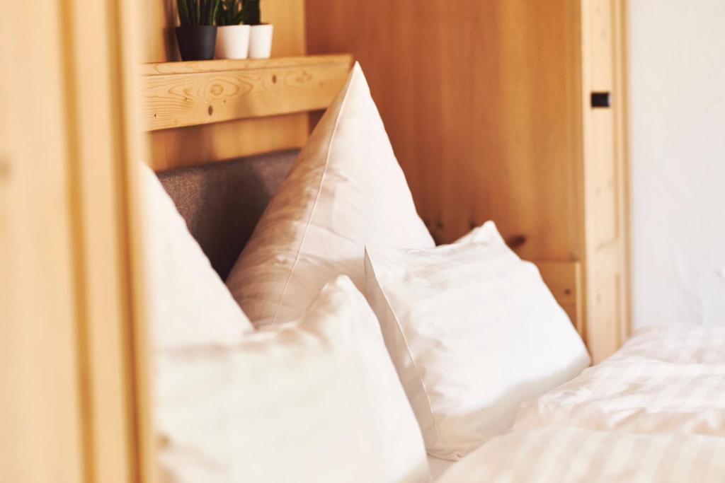 Postel nebo postele na pokoji v ubytování Sonnhof Apartments Tegernsee - zentral und perfekt für Urlaub & Arbeit