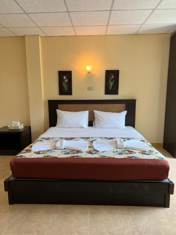 Postel nebo postele na pokoji v ubytování RT KhaoLak Hotel