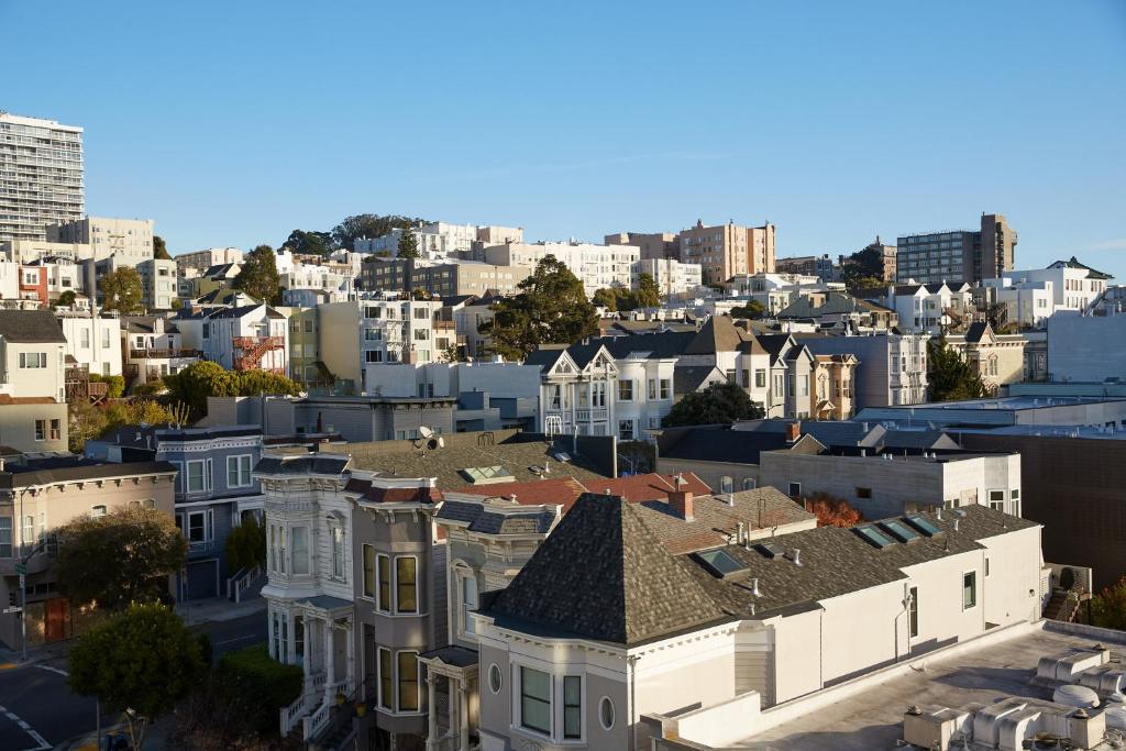 een luchtzicht op een stad met gebouwen bij Kimpton Hotel Enso, an IHG Hotel in San Francisco