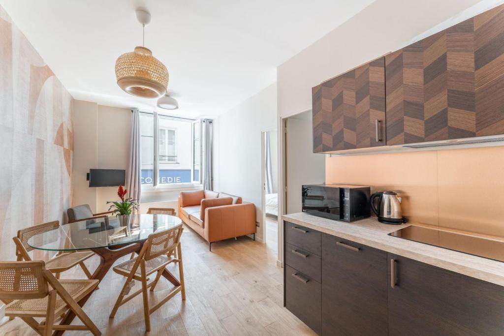 een keuken en een woonkamer met een tafel en stoelen bij Luxury home in heart of PARIS!Opera/Eurostar 4pers in Parijs