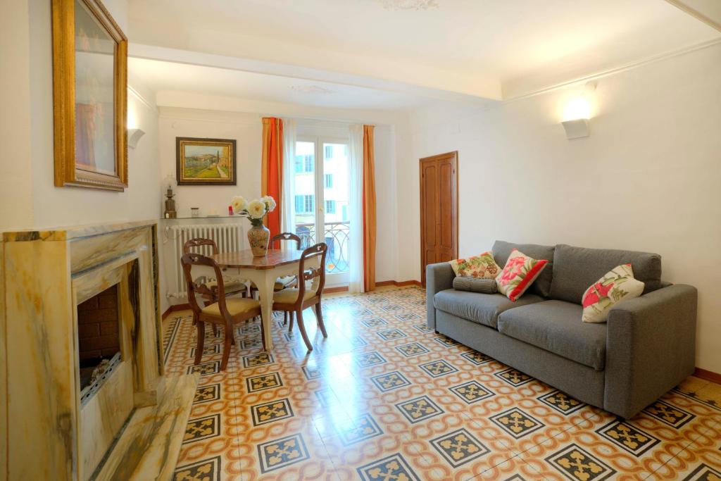 een woonkamer met een bank en een tafel bij Lara nice apartment 100m from Piazza del Campo in Siena