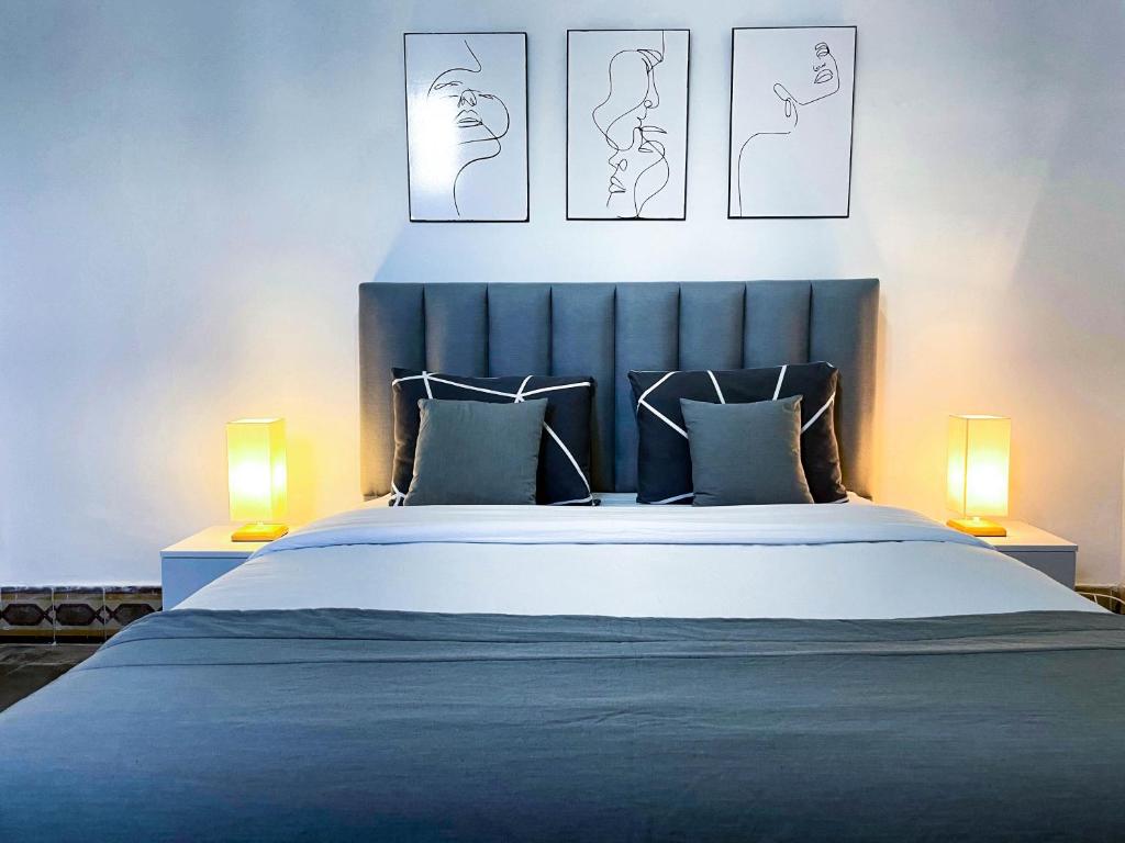 Postel nebo postele na pokoji v ubytování COSY Apartment in La Marsa Corniche - Beach
