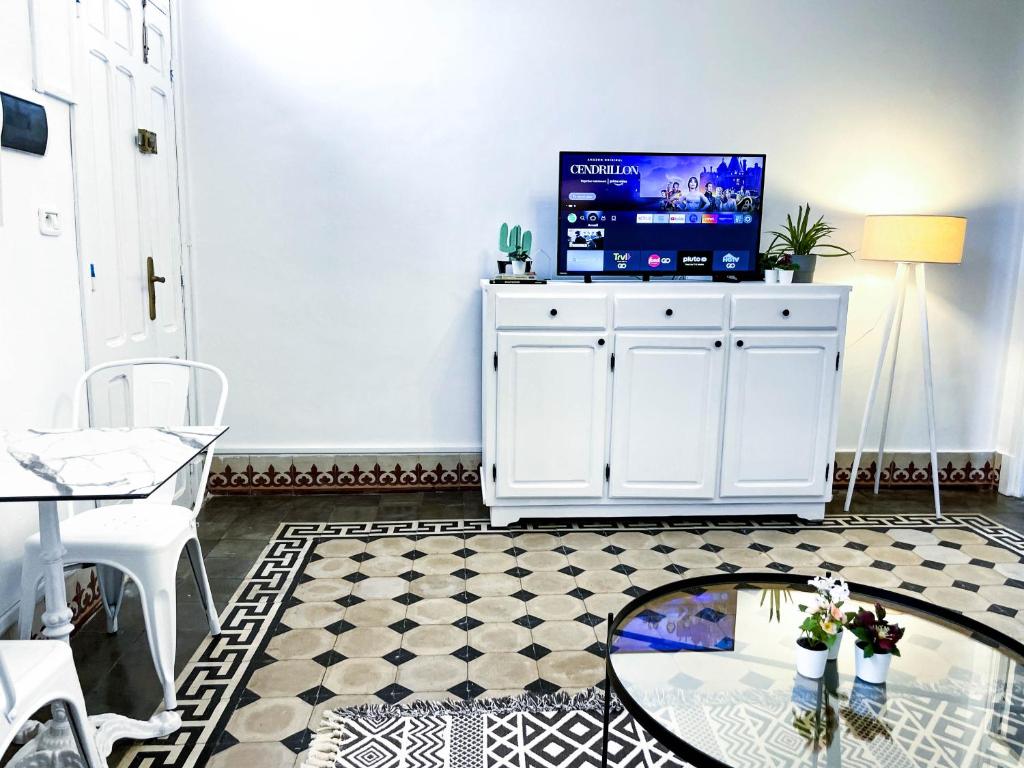 TV a/nebo společenská místnost v ubytování COSY Apartment in La Marsa Corniche - Beach