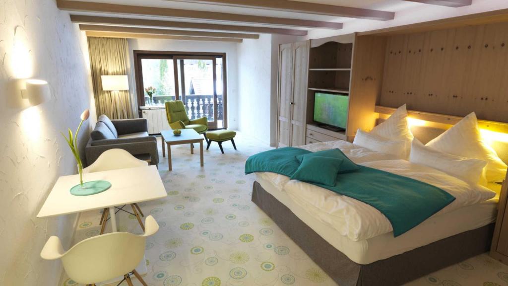 Postel nebo postele na pokoji v ubytování Sonnhof Apartments Tegernsee - zentral und perfekt für Urlaub & Arbeit