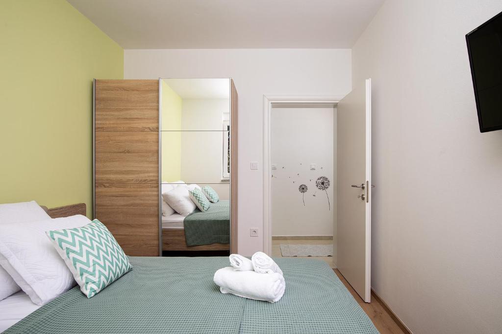 Łóżko lub łóżka w pokoju w obiekcie Apartment J&E
