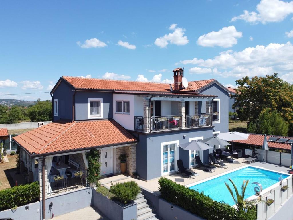 uma villa com uma piscina e uma casa em LAVANDA house with apartments em Buje