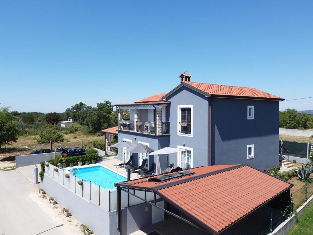 Bazén v ubytovaní LAVANDA house with apartments alebo v jeho blízkosti
