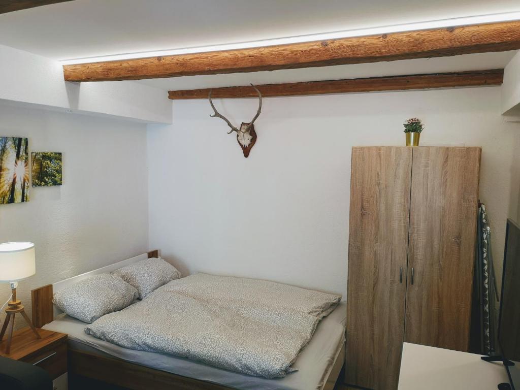 Habitación con cama y armario de madera. en City Center Old Town Studio en Innsbruck