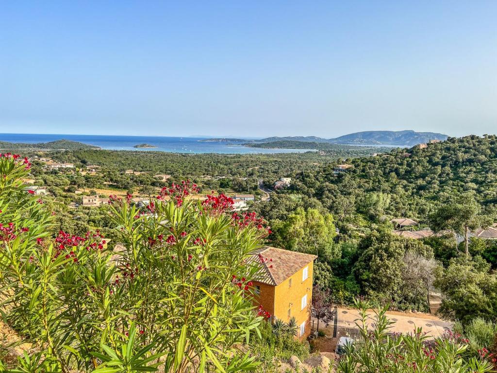 una casa en una colina con árboles y flores en Apartment T3 premium vue mer by Interhome, en Zonza