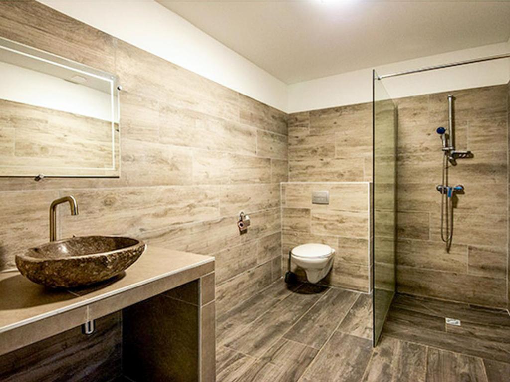 y baño con lavabo y aseo. en Apartment T3 premium vue mer by Interhome, en Zonza