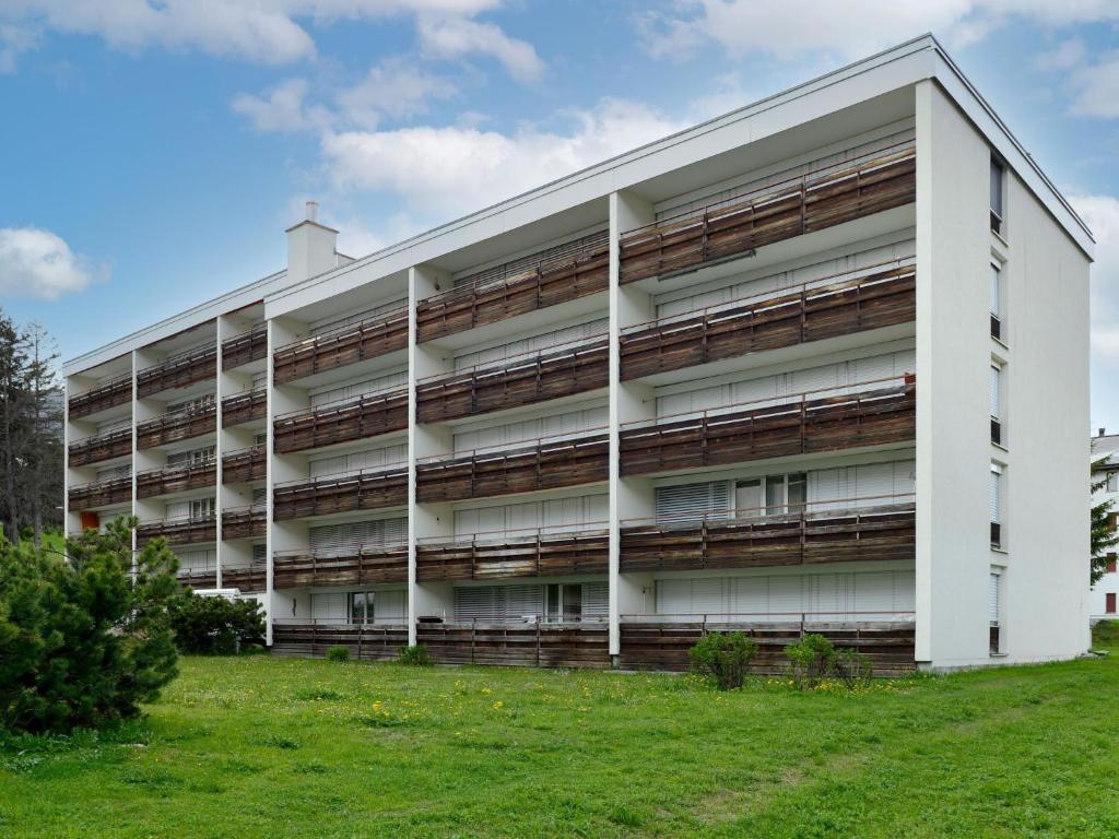een wit gebouw met balkons aan de zijkant bij Apartment Nr-05 Haus Sursilvana by Interhome in Lenzerheide