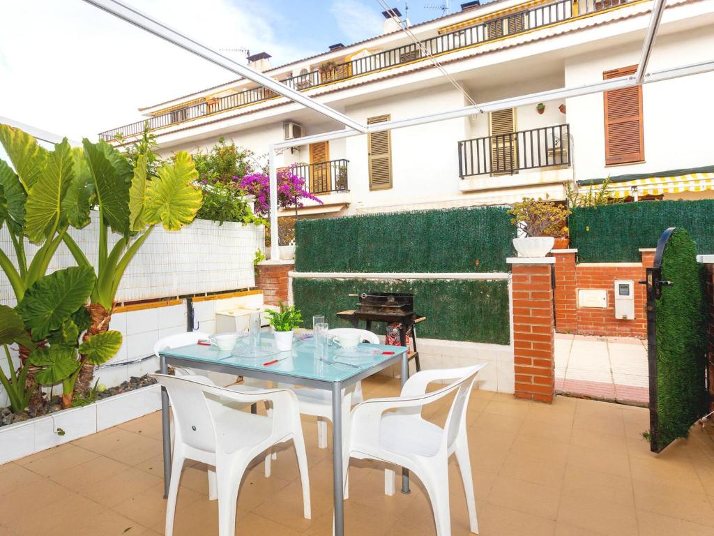 patio con mesa y sillas en el balcón en Holiday Home Gardenia by Interhome, en Cunit