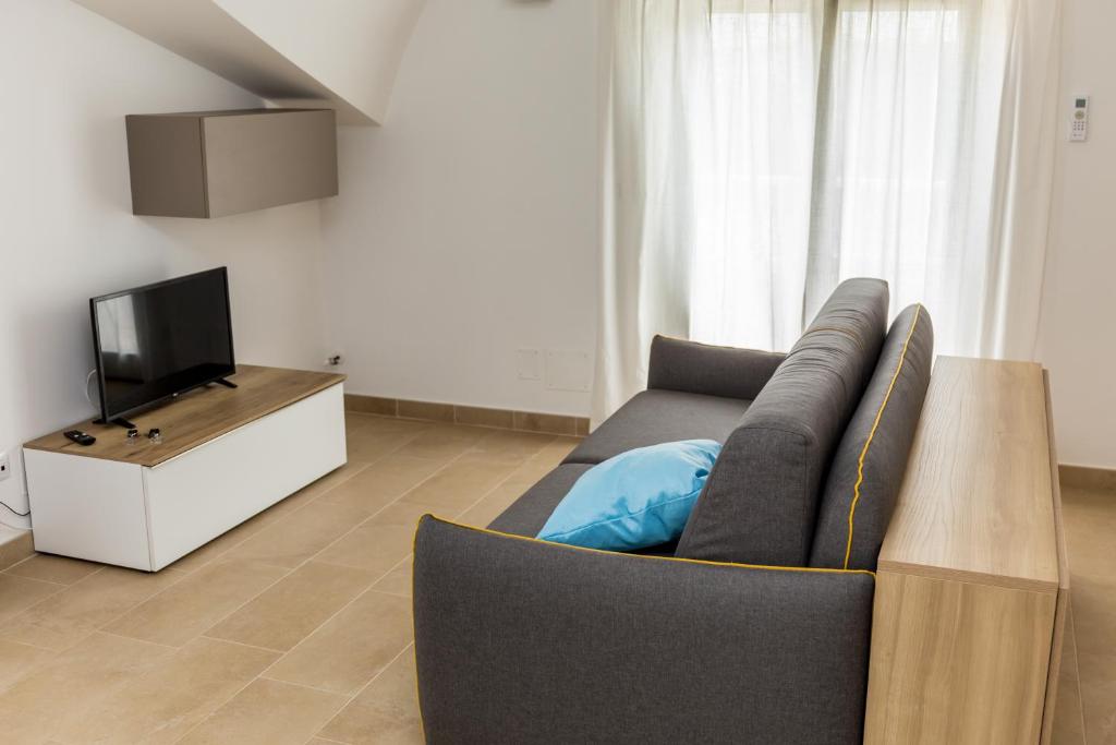 salon z kanapą i telewizorem w obiekcie MareVasto - appartamento Vasto Marina w mieście Vasto