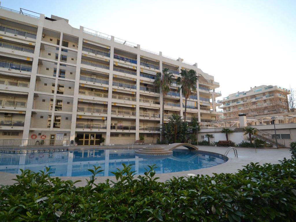 um edifício de apartamentos com uma piscina em frente em Apartment Michelangelo-2 by Interhome em Salou