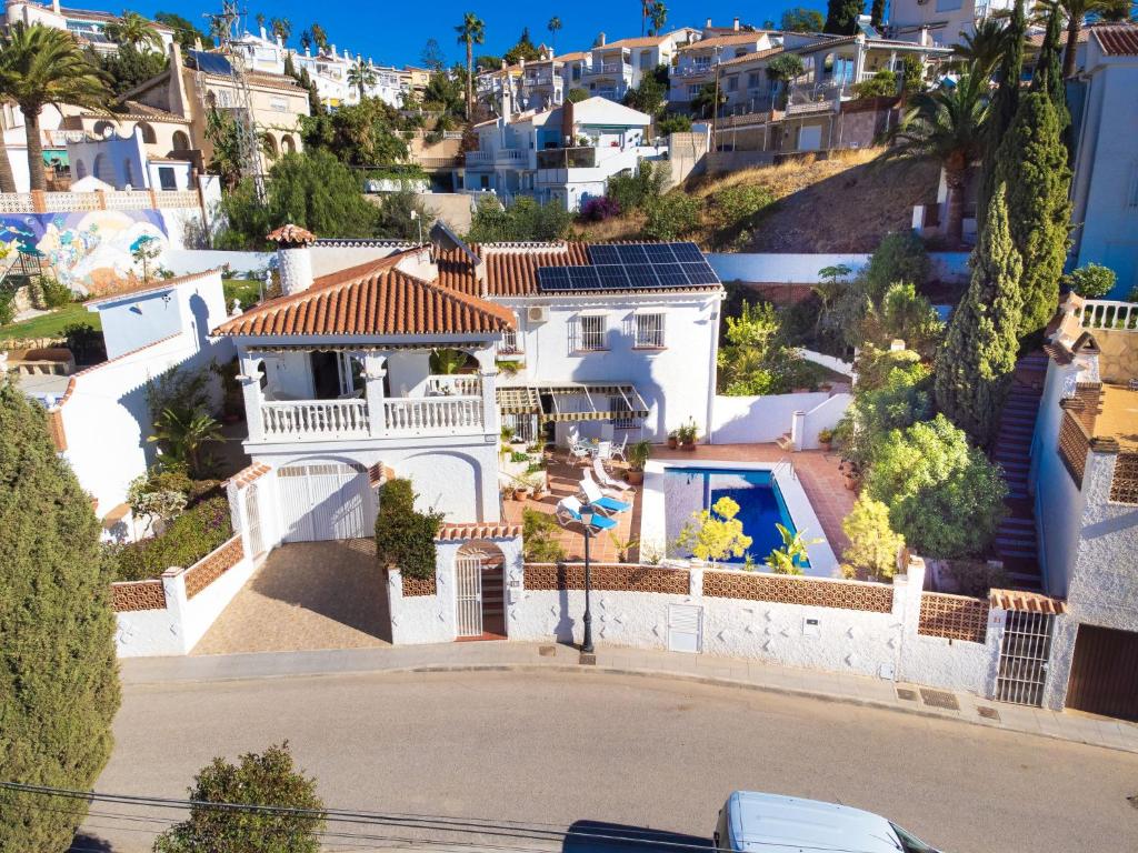 uma casa branca com piscina numa cidade em Villa Mara by Interhome em Caleta de Velez
