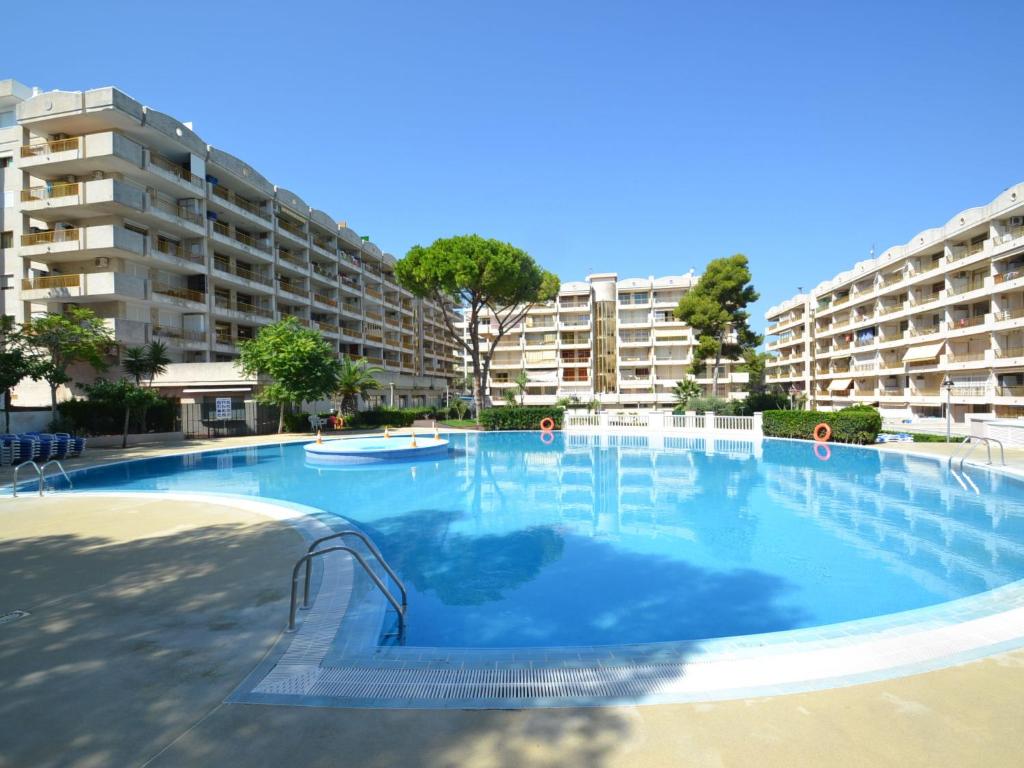 einem großen Pool vor einem großen Apartmenthaus in der Unterkunft Apartment Catalunya 92-15 by Interhome in Salou