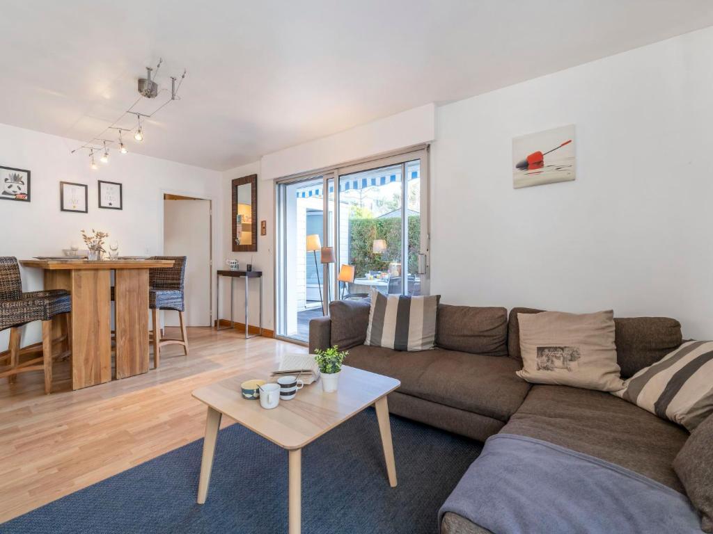 Posedenie v ubytovaní Apartment Les Embruns-4 by Interhome