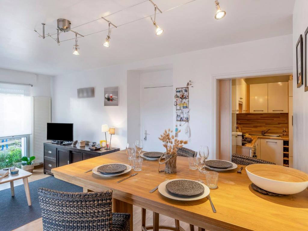 Televízia a/alebo spoločenská miestnosť v ubytovaní Apartment Les Embruns-4 by Interhome