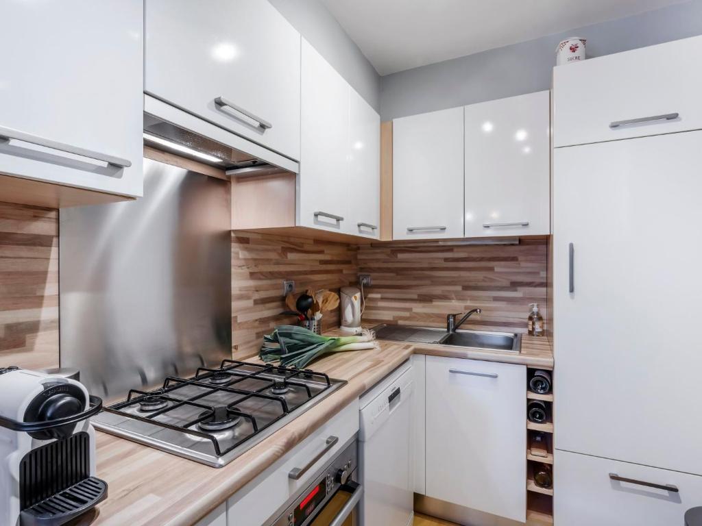 Kuchyňa alebo kuchynka v ubytovaní Apartment Les Embruns-4 by Interhome