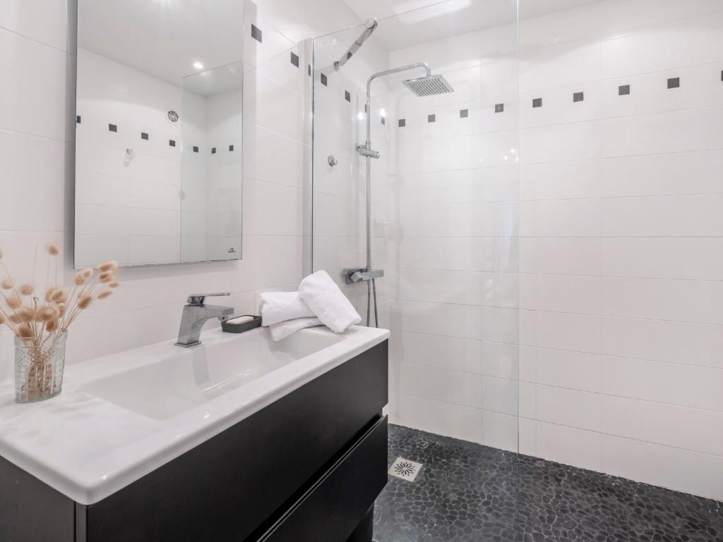 Kúpeľňa v ubytovaní Apartment Les Embruns-4 by Interhome